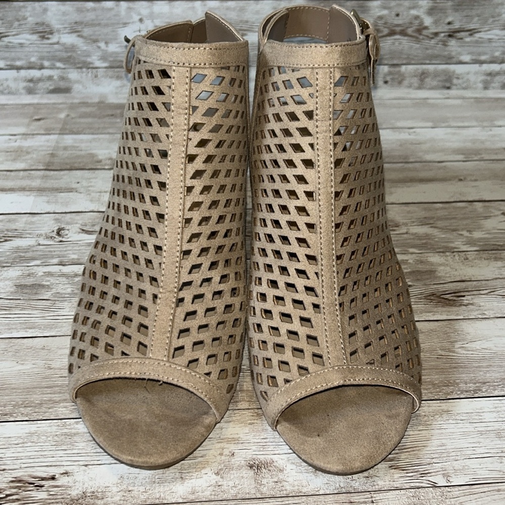 “Unisa”brand, vegan suede, perforated, open toe, chunky heeled shoe - size 10 - Picture 2 of 10